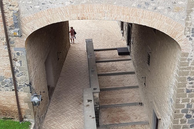 Bracciano: Odescalchi-Orsini ancient Castle Tour with Lunch - Who should book this experience?