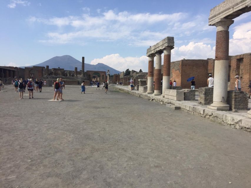 From Rome: Pompeii All-Inclusive Tour with Live Guide - What you actually see in two hours