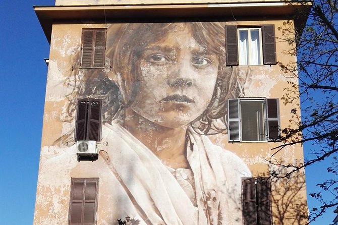 Graffiti art tour in Rome - Trevi Fountain in a 20-minute stop