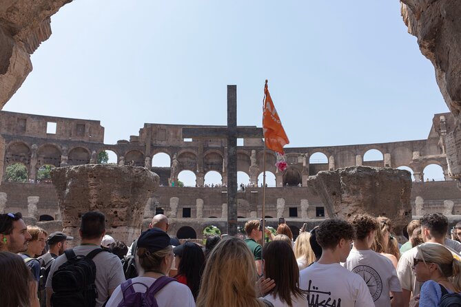 Guided tour of the Colosseum, Roman Forum and Palatine in Spanish - Walking along the Roman Forum