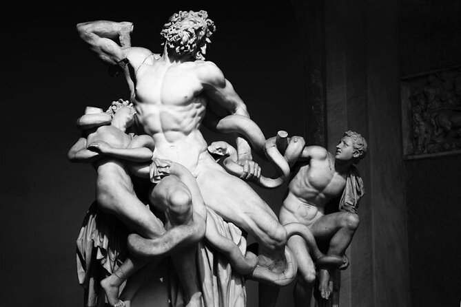 Guided Tour Vatican Museums & Sistine Chapel with Basilica Access - First stop: the Cortile della Pigna
