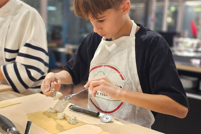 Pasta Fettuccine, Ravioli and Tiramisu MasterClass - Making fettuccine by hand