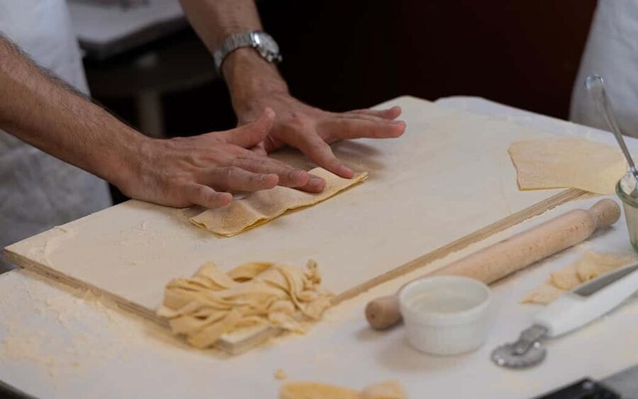 Rome: 3-in-1 Fettuccine, Ravioli, and Tiramisu Cooking Class - How large is the group?