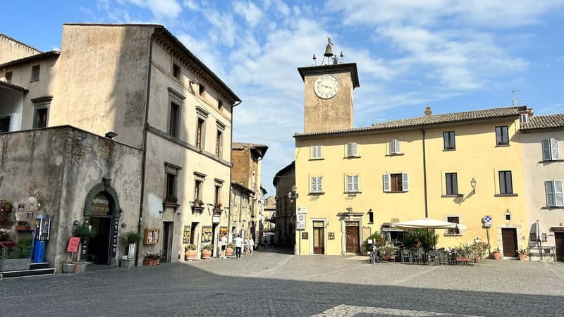 Rome: Assisi, Civita di Bagnoregio and Orvieto Day Tour - What the coach and guide add