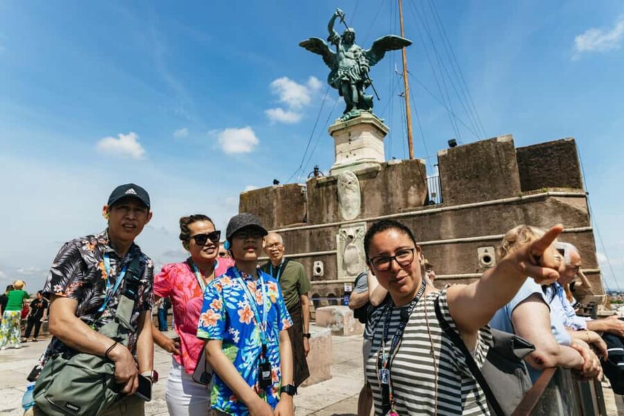 Rome: Castel Sant'Angelo Skip-the-Line Guided Tour - Skipping the line and entering Hadrian’s tomb