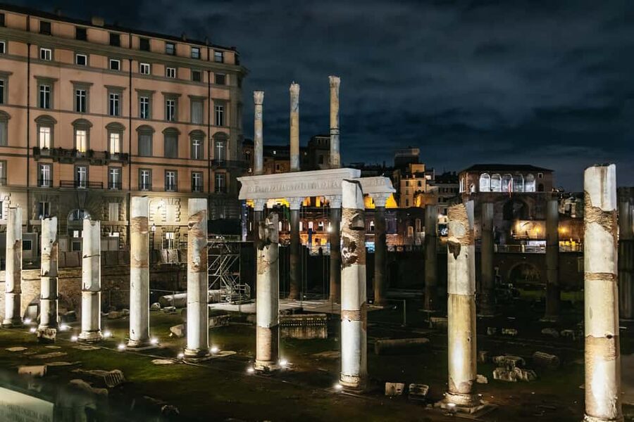 Rome: City Highlights Moonlight Walking Tour - What the guides add to the walk