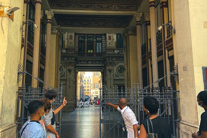 Rome City, Pantheon, and Trevi Fountain Walking Tour - What the guide adds to the experience