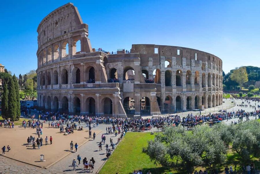 Rome: Colosseum Express Entry with Audio Guide App - Finding the host near the Arch of Constantine