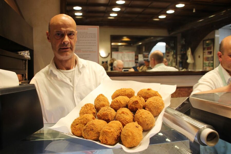 Rome: Food Tour and Wine Tasting in a Traditional Trattoria - Campo de’ Fiori: ham, cheese, and the first glass of wine