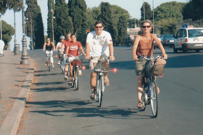Rome Highlights by E-Bicycle Small group - Passing through Circus Maximus