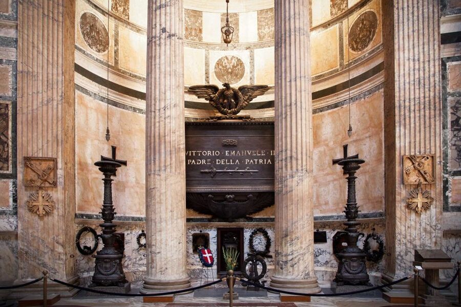 Rome: Pantheon Guided Tour with Skip-the-line Ticket - Looking up at the 43.3-meter dome