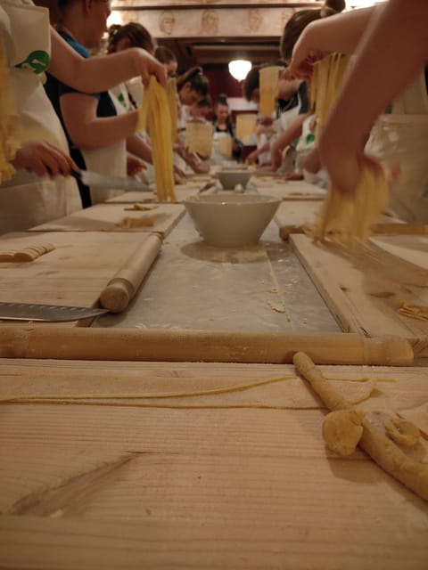 Rome: Pasta & Tiramisu Cooking Class near the Spanish Steps - What the two-hour schedule feels like