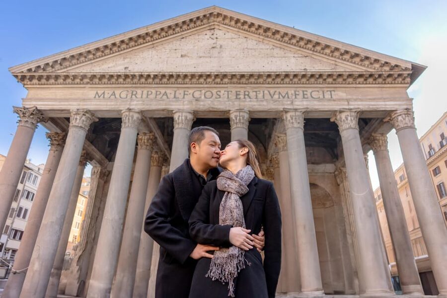 Rome: Personalized Photoshoot outside the Colosseum - Early morning or busy daytime?