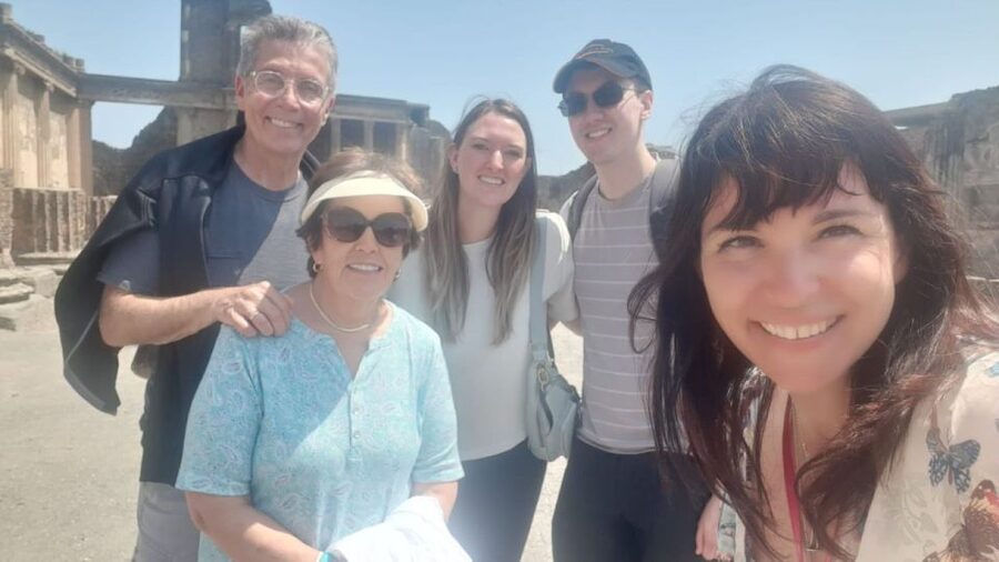 Rome: Pompeii Tour with Wine and Lunch by High Speed Train - The guides make the difference
