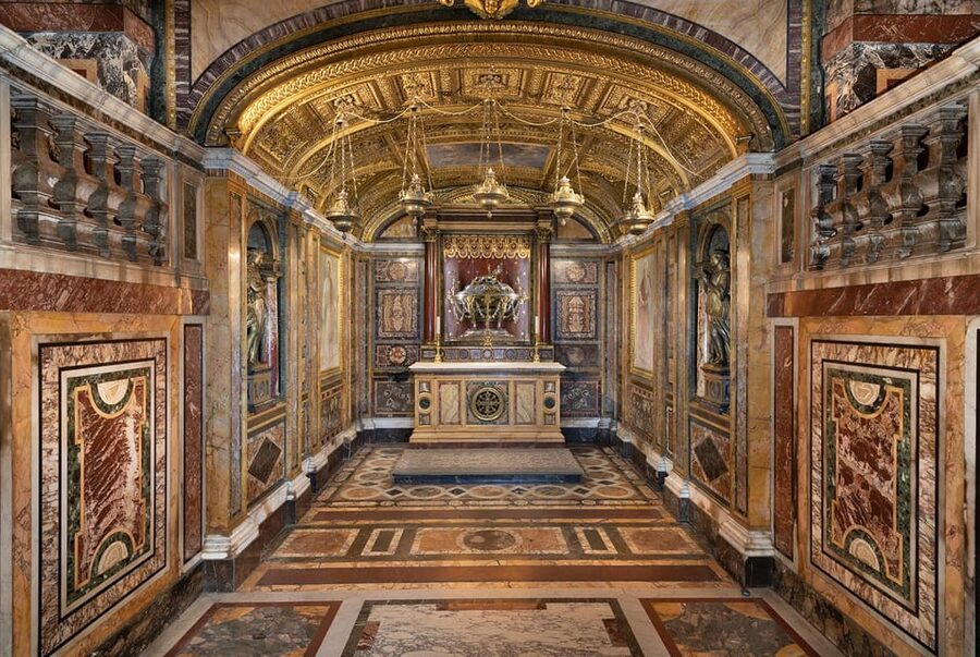 Rome: Santa Maria Maggiore Upper Areas Skip-the-Line Ticket - The Hall of the Popes and its unusual royal connections