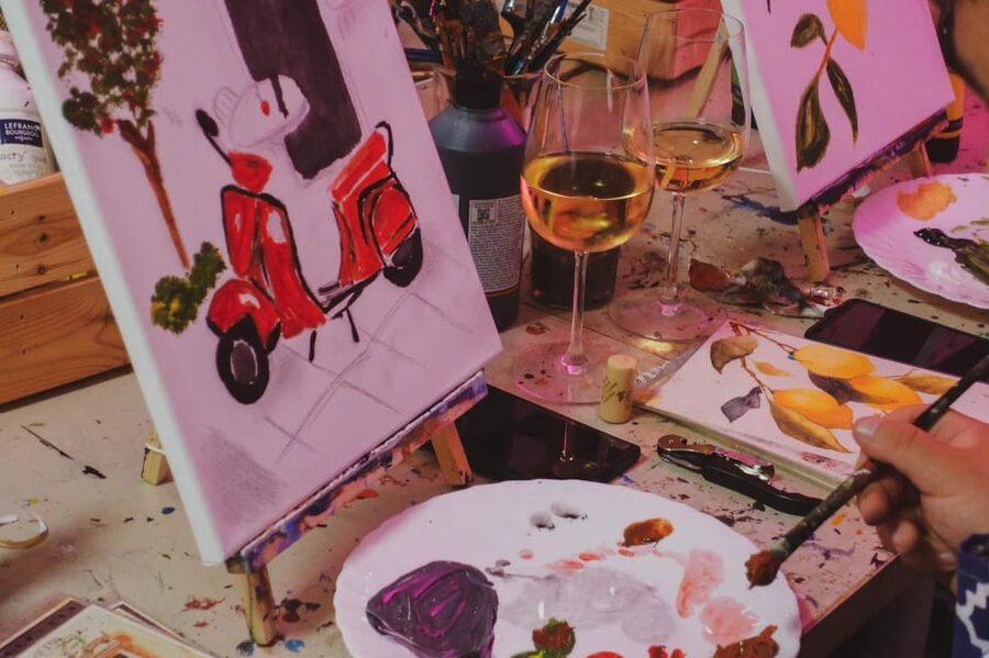 Rome: Tipsy Painting Class with Fine Wine and Arts - Why the small group matters