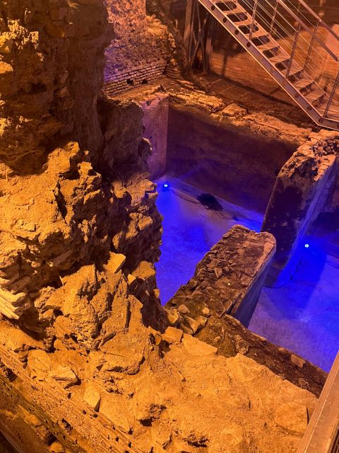 Rome: Trevi Fountain District Underground Tour and Ice Cream - Roman objects that make the archaeology feel real