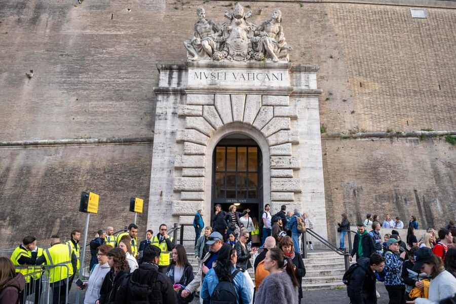 Rome: Vatican Museums & Sistine Chapel Tour with Fast Entry - Sistine Chapel: the quiet finale