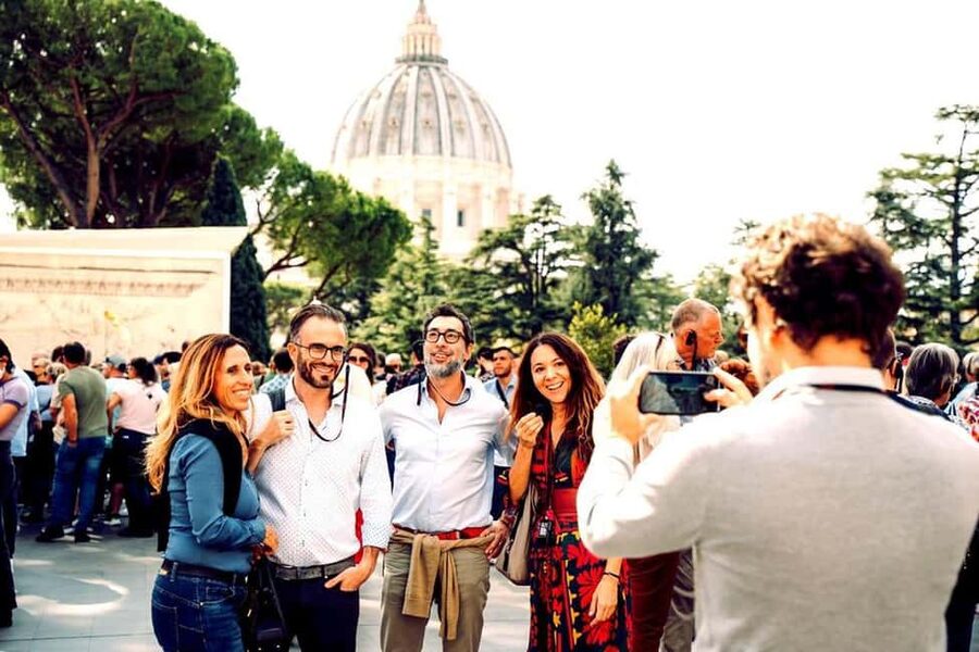 Rome: Vatican & Sistine Chapel Tour + Optional Colosseum - Meeting your guide at Viale Vaticano 100