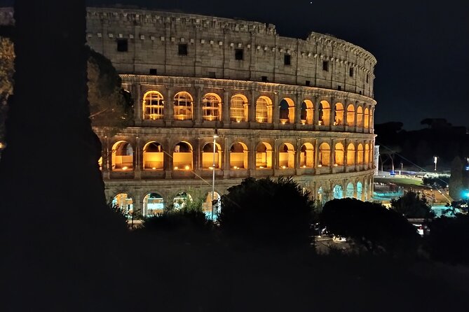 Walk the magic of Rome at night - Trevi Fountain after sunset